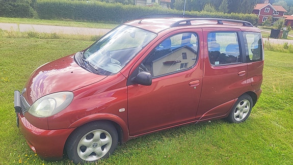 Toyota Yaris Verso 2 of 11