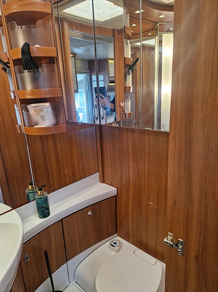 Hobby 560 UFF EXCELLENT Queensbed 6 of 10