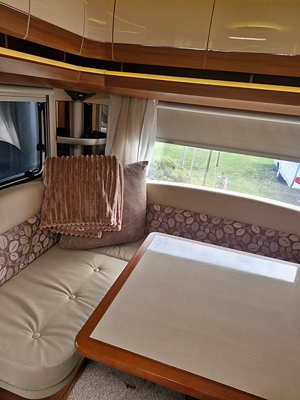Hobby 560 UFF EXCELLENT Queensbed 8 of 10