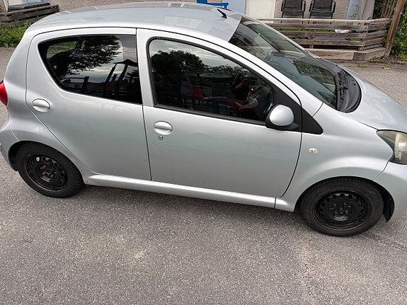Toyota Aygo 2 of 9