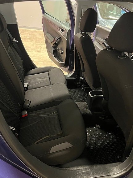 Peugeot 208 21 of 24