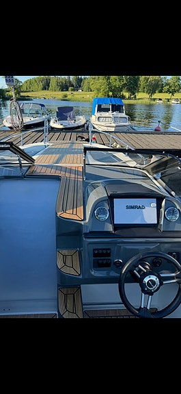 Uttern D70 Premium Edition 2019 | Verado F225 | Victron | 80-Trailer 3 of 14
