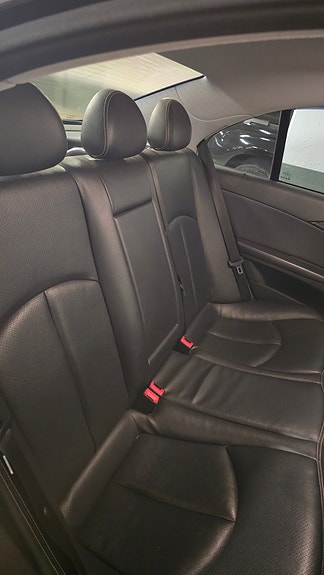 Mercedes-Benz E200 8 of 16