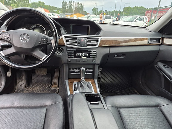 Mercedes-Benz E200 15 of 18