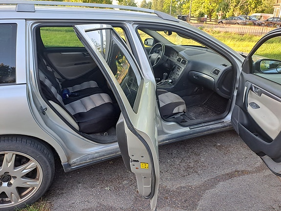 Volvo V70 3 of 5