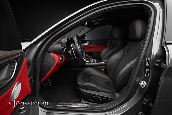 Alfa Romeo Giulia Quadrifoglio 14 of 22