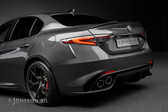 Alfa Romeo Giulia Quadrifoglio 7 of 22