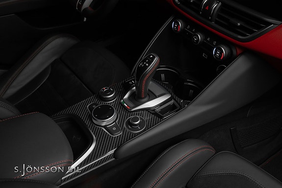 Alfa Romeo Giulia Quadrifoglio 18 of 22