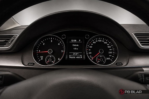 Volkswagen Passat 18 of 27