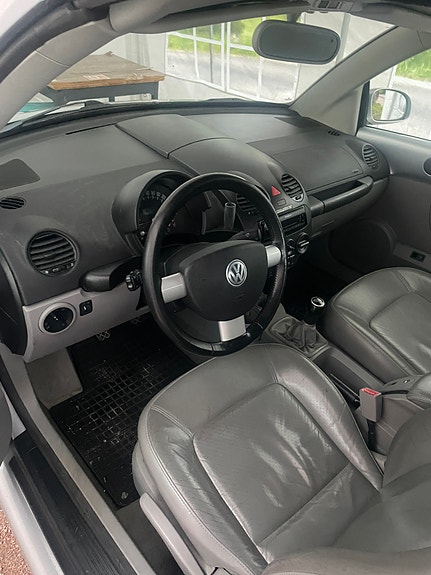 Volkswagen New Beetle 7 of 7