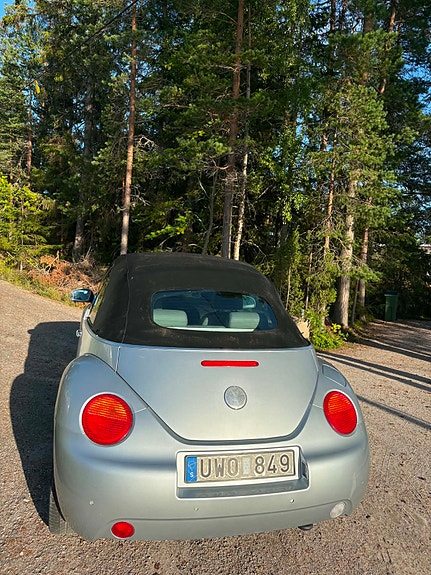Volkswagen New Beetle 2 of 7