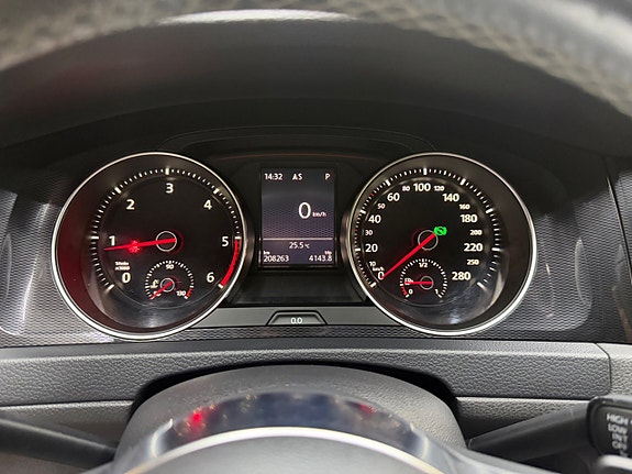 Volkswagen Golf VII 14 of 19