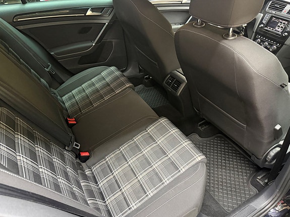 Volkswagen Golf VII 10 of 19