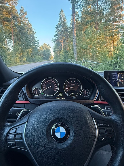 BMW 335i 4 of 8