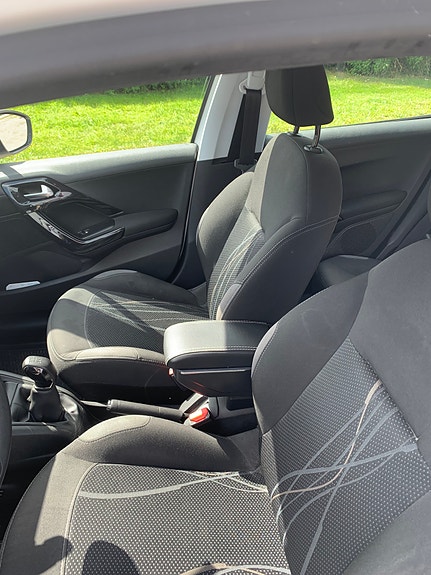 Peugeot 208 4 of 10