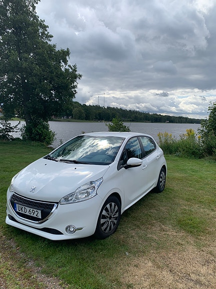 Peugeot 208 2 of 10