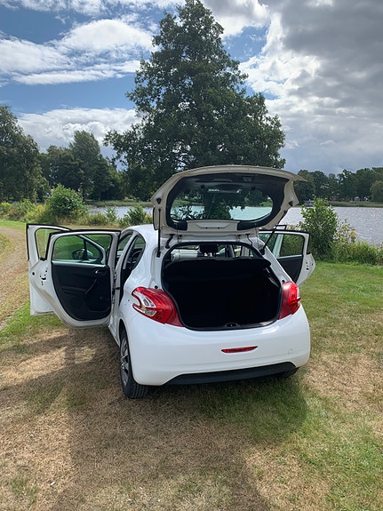 Peugeot 208 3 of 10
