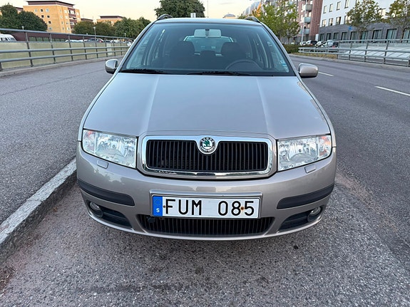 Skoda Fabia 2 of 13