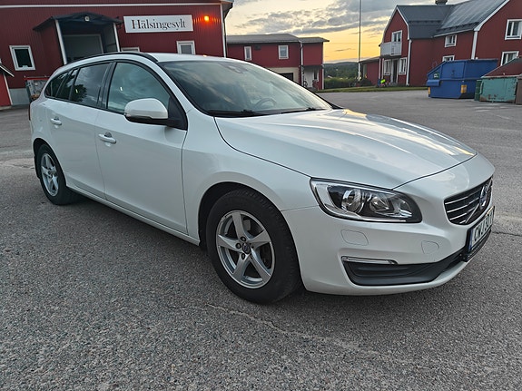 Volvo V60 2 of 10