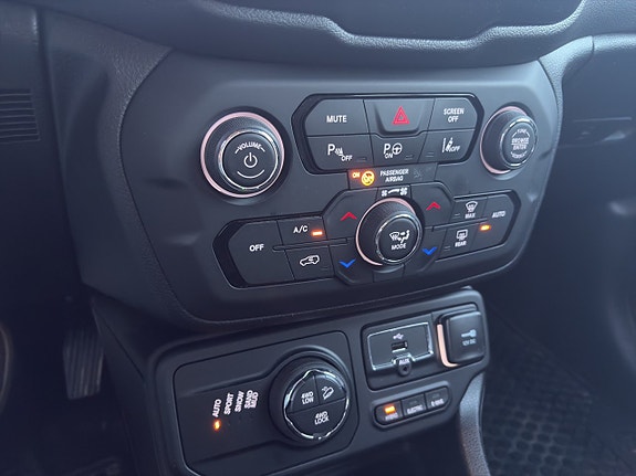 Jeep Renegade 16 of 24