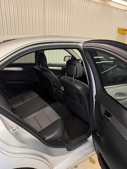 Mercedes-Benz C200 7 of 8