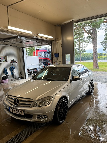 Mercedes-Benz C200 3 of 8