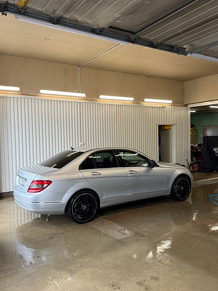 Mercedes-Benz C200 2 of 8