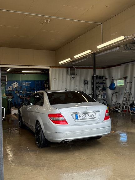 Mercedes-Benz C200 8 of 8