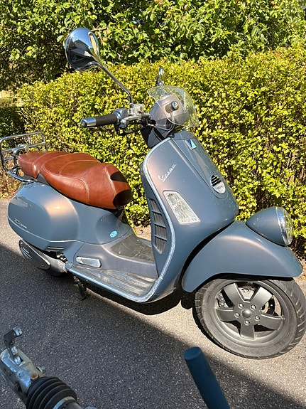 Vespa GTV 250ie 2 of 9