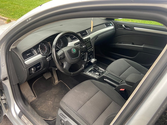 Skoda Superb 2 of 9