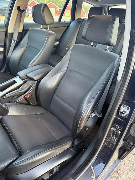 BMW 325Xi 6 of 8