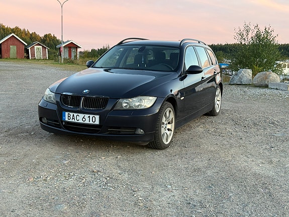 BMW 325Xi 2 of 8