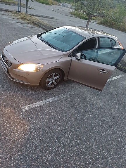 Volvo V40 2 of 3