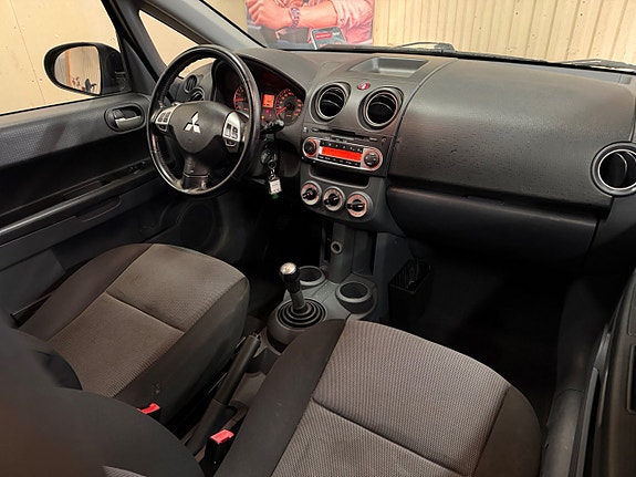 Mitsubishi Colt 8 of 10