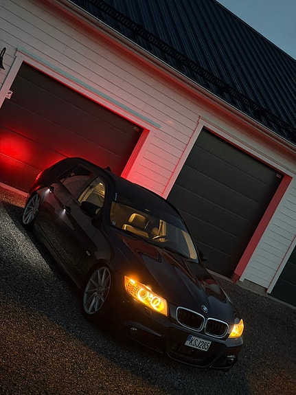 BMW 320d 2 of 5