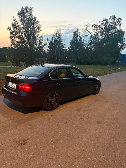 BMW 325i 2 of 4