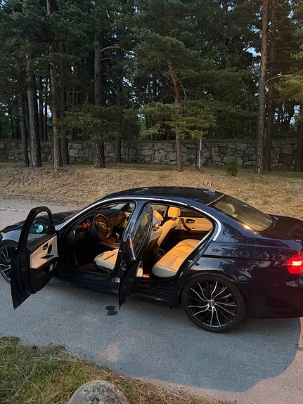 BMW 325i 3 of 4