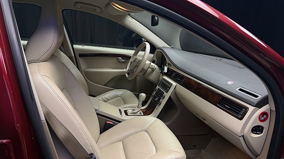 Volvo V70 12 of 25