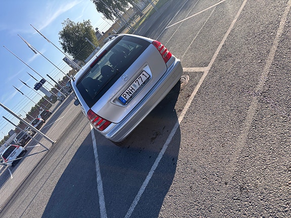 Mercedes-Benz C180 4 of 6
