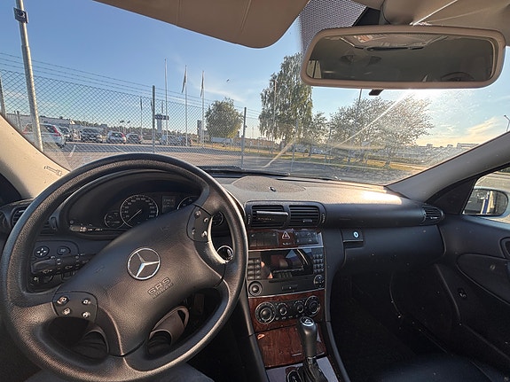 Mercedes-Benz C180 5 of 6