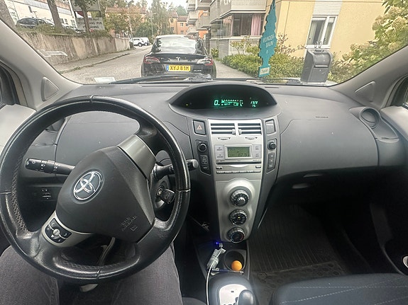 Toyota Yaris 5 of 8
