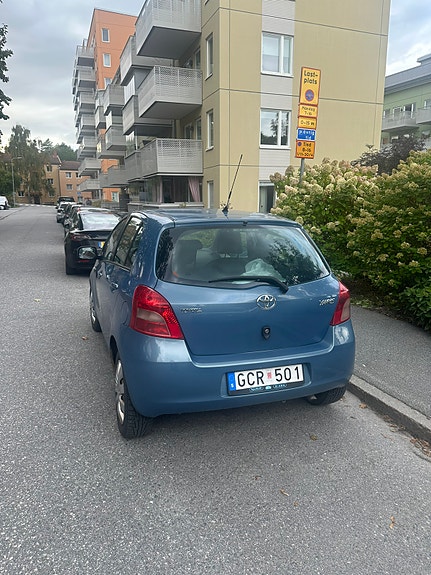Toyota Yaris 2 of 8