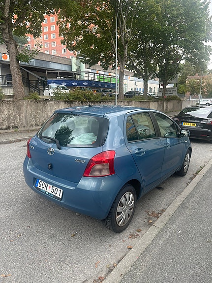 Toyota Yaris 3 of 8