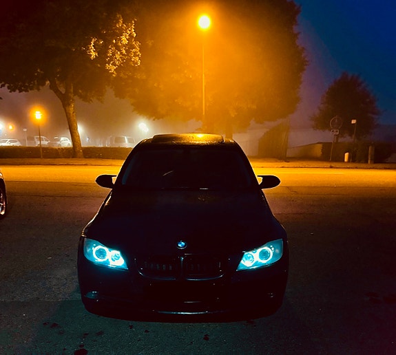 BMW 325i 2 of 6