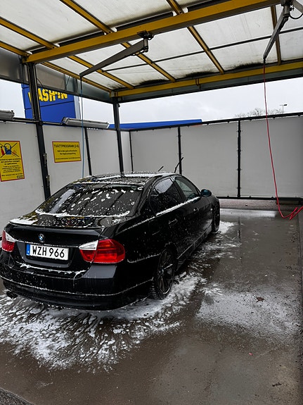 BMW 325i 3 of 6