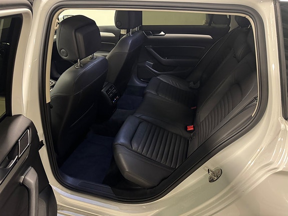 Volkswagen Passat 21 of 24