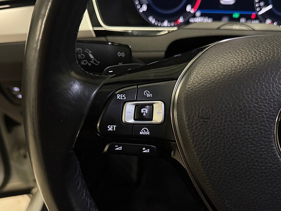 Volkswagen Passat 12 of 24