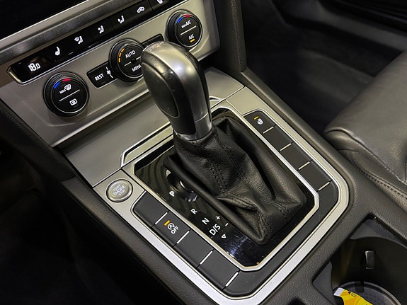 Volkswagen Passat 15 of 24