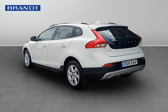 Volvo V40 Cross Country 2 of 10