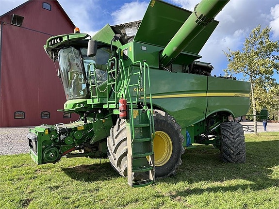 John Deere S685 SKÖRDETRÖSKA
